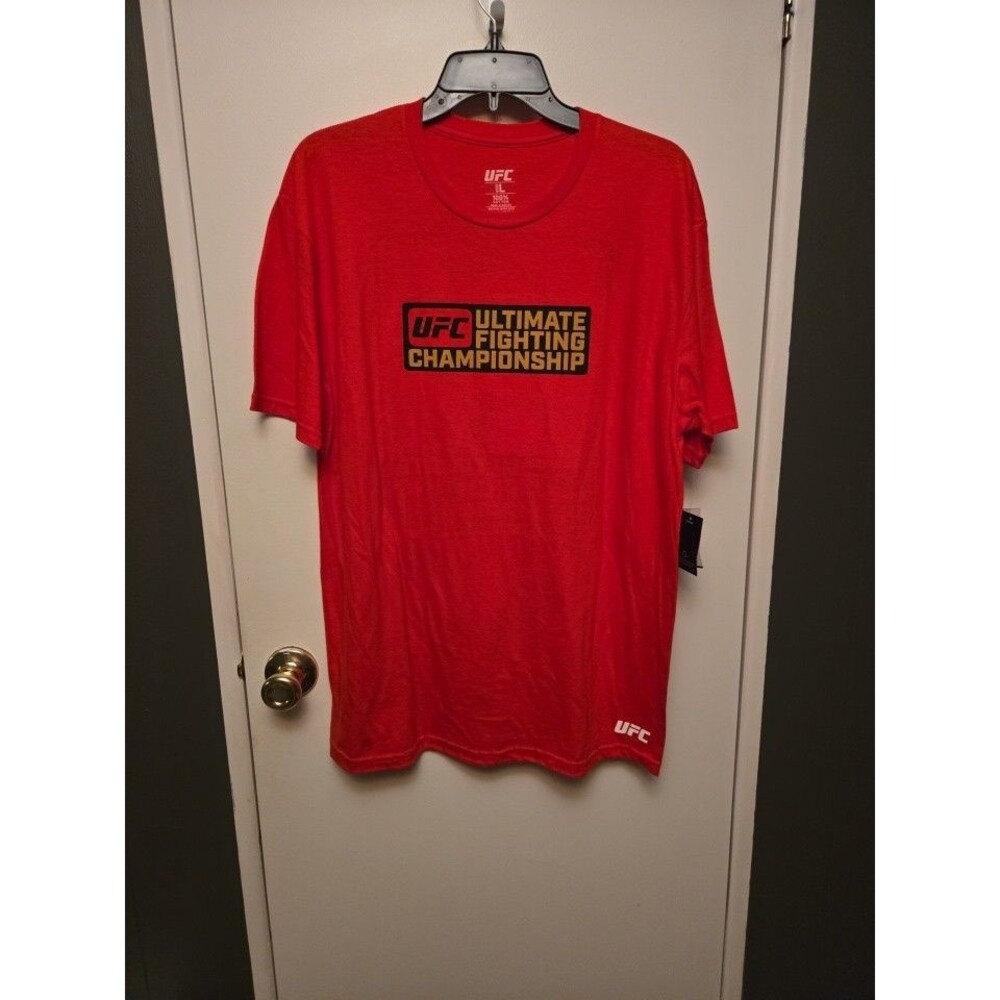 UFC ULTIMATE FIGHTING CHAMPIONSHIP Red T SHIRT ADULT Mens  Lg. NWT UFC Glove